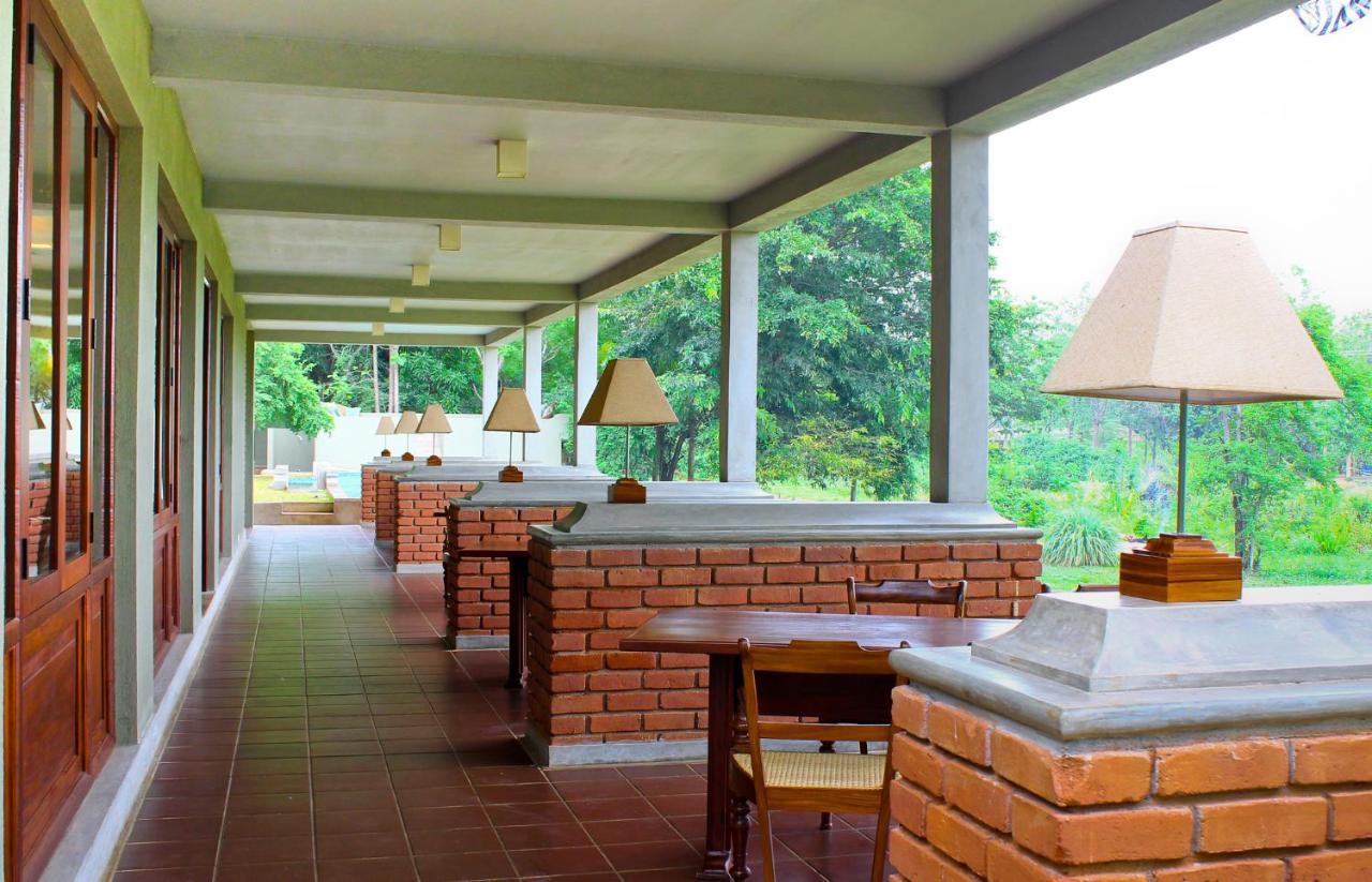 Ehalagala Lake Resort Sigiriya Exteriör bild