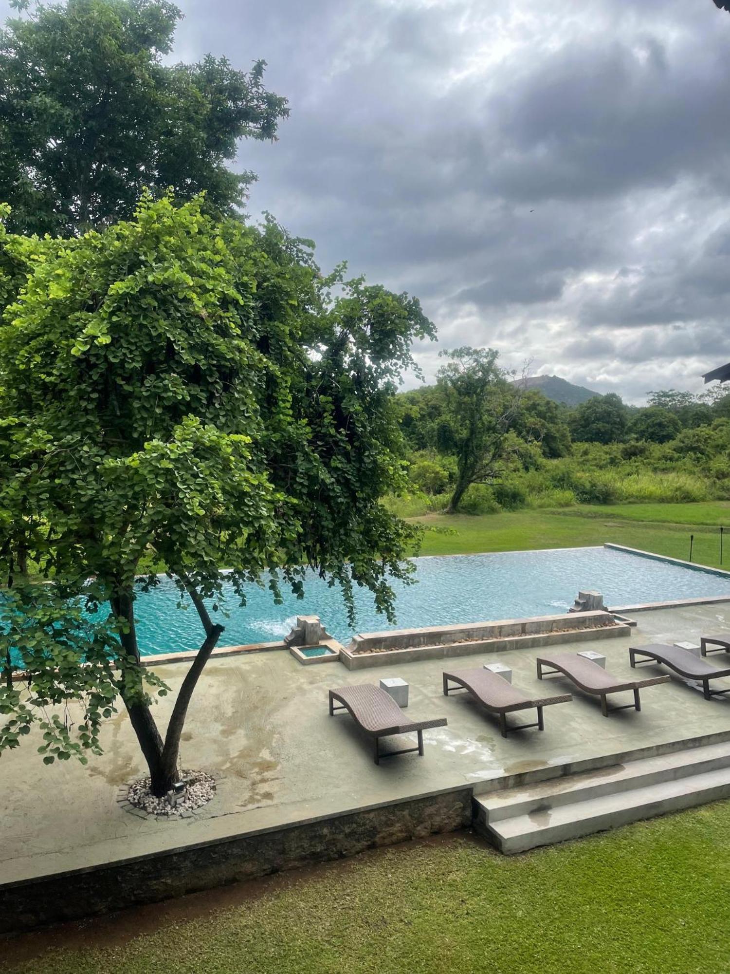 Ehalagala Lake Resort Sigiriya Exteriör bild
